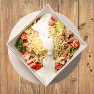 Зелена салата с талиатели с риба тон и ролца от раци