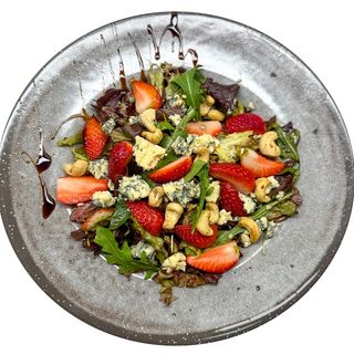 Салата с ягоди и синьо сирене