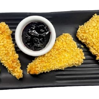 Хрупкав камембер с корнфлейкс и сладко от боровинки