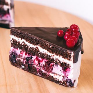 Шоколадова торта с горски плодове