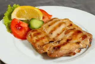 Пилешка пържола от бут с кожа (200г)