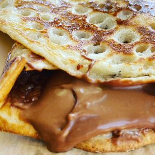 Катма с бял шоколад и бисквити