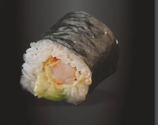 Хосомаки скарида и авокадо (66p)