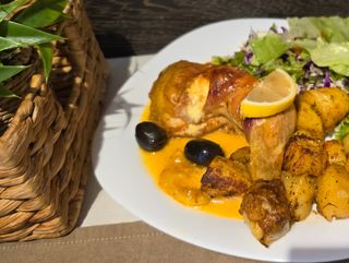 Пилешко бутче с топено сирене