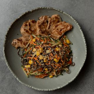 Азиатска салата с пуешко филе (300г)