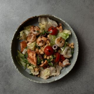 Салата със скариди и грилована сьомга (300г)