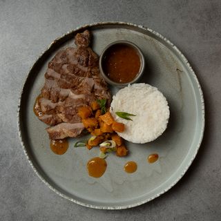 Свинска вратна пържола с чътни манго и ориз (350г)