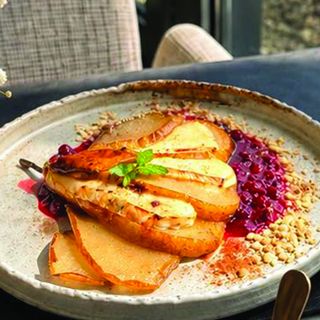 Запечена круша с Бри и кули от горски плодове (250г)