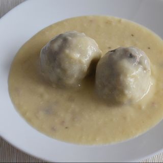 Кюфтета с бял сос