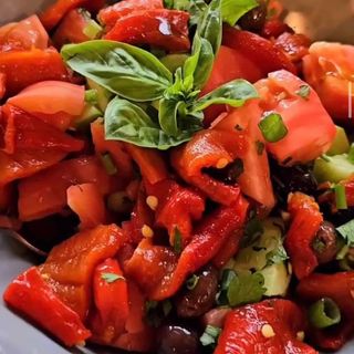 Салата с розов домат и краставица Гергана