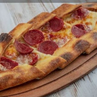 Пиде с турски суджук с картофи и сос по избор