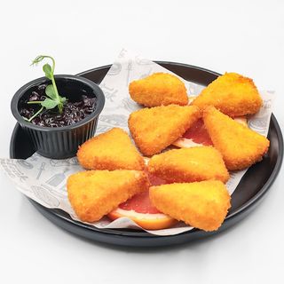 Топени хрупкави сиренца с боровинково сладко (250г)