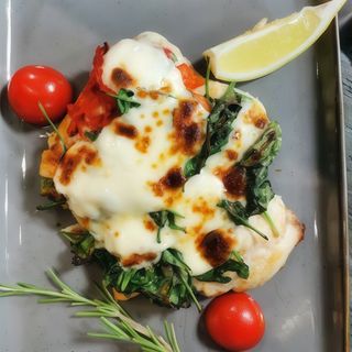 Пилешко филе със спанак, запечено с моцарела