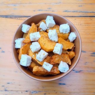 Пържени картофки със фета сирене