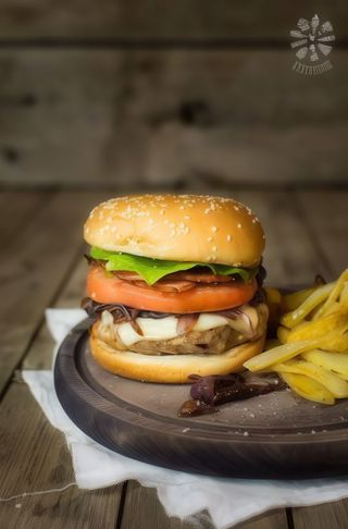 Бургер Quattro formaggi+ 5бр. лучени кръгчета, картофки и кола