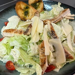 Салата цезар с пиле (400г)