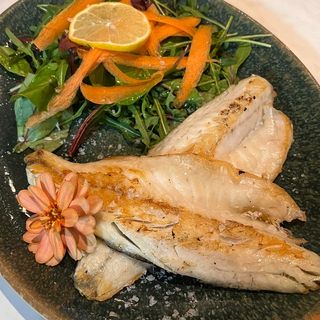 Филе от лаврак на плоча със свежа салата (350г)