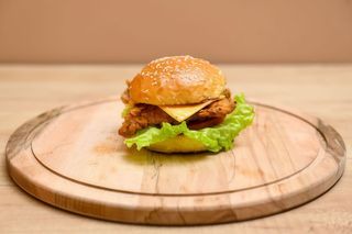 Пилешки бургер с питка Маргарита