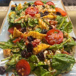 Салата със спанак и хрупкаво (0.400 гр.) пиле  0.400 гр