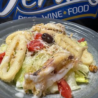 Салата "Цезар" с хрупкави калмари 0.450 гр