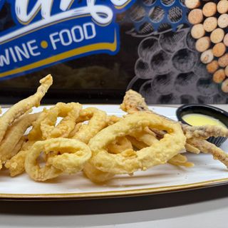 Хрупкави калмари по гръцки със сос лимон и зехтин 0.200 гр 