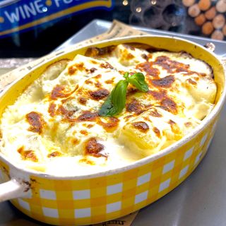 Запечени картофи със сметана, италиански сирена и розмарин (500г)