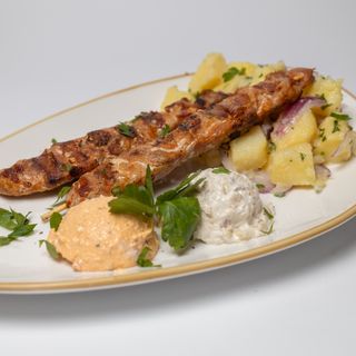 Пилешки шишчета с картофена салата и разядки 320г