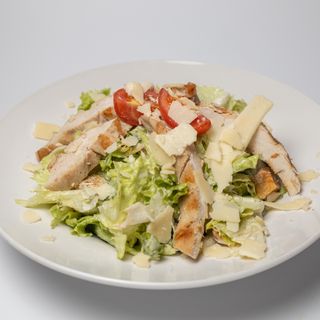 Салата Цезар с гриловано пиле 330г