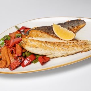 Лаврак със сотирани зеленчуци 330г