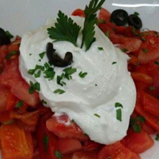 Салата белени домати с катък (400г)