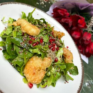 Микс свежа салата със скариди в темпура, нар, шарена киноа и медено-горчичен дресинг