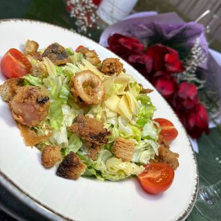 Салата Цезар с хрупкави бейби калмари