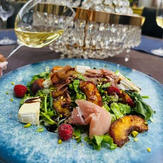 Микс свежа салата с глазирани праскови, прошуто и камембер