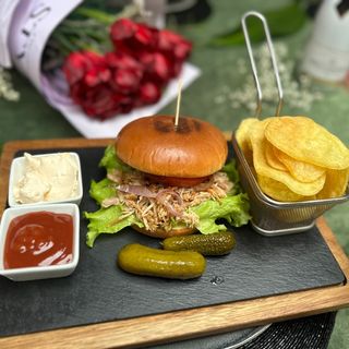 Бургер с дърпано свинско месо