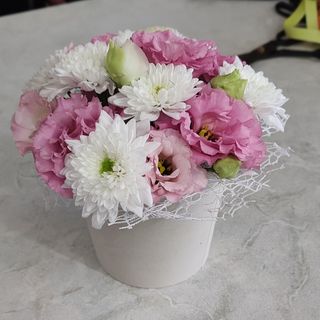 Кутия с хризантеми и еустоми 1