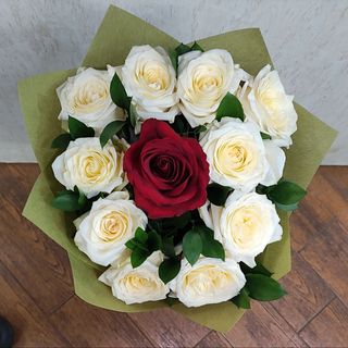 Букет с една червена и 10 бели рози