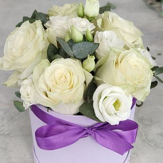 Кутия с бели рози и еустоми