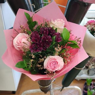 Букет рози и алстромерии