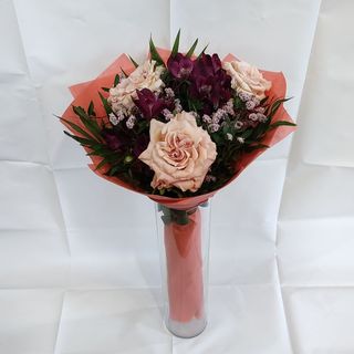 Букет рози и алстромерии