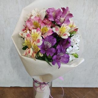 Букет със 7 алстромерии