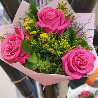 Букет с 3 рози и солидаго