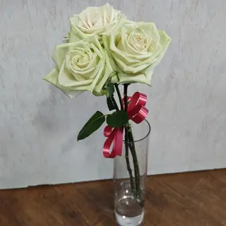 Три рози с панделка