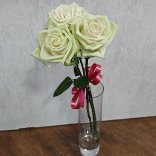 Три рози с панделка