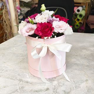 Кутия с рози и еустоми 1
