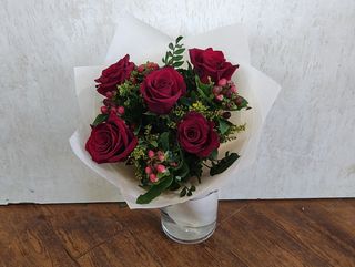 Букет с пет червени рози