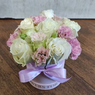 Кутия с рози и еустоми