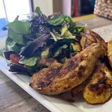 Пилешки филенца на скара със свежа салата