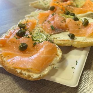 Брускети с крем фреш, пушена сьомга и каперси