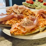 Брускети със сирене, печена чушка, орехи, лют пипер и