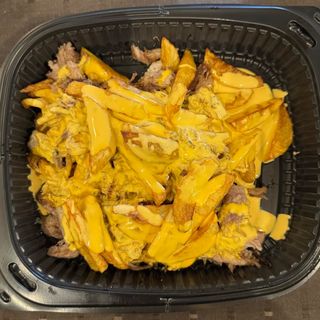 Св.дърпано месце с пържени картофи и чедър